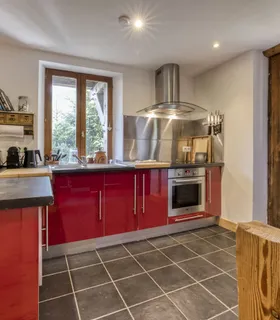 Cuisine spacieuse et moderne pour préparer vos repas Appartement de vacances à Les Houches – cuisine moderne et design du Prakka Base Camp à louer proche de Chamonix Mont Blanc.