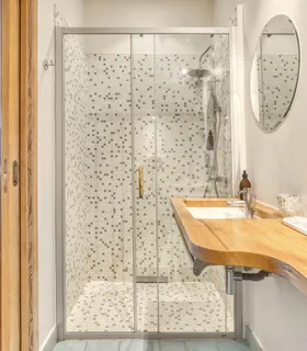 Salle d’eau moderne Salle d’eau moderne du Chalet Pan Bena.