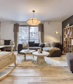 Salon cosy avec cheminée Salon du Chalet Pan Bena avec cheminée, canapés et fauteuils – ambiance chaleureuse.