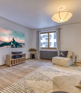 Salle cinéma privée Salle cinéma du Chalet Pan Bena avec canapé et espace bureau.