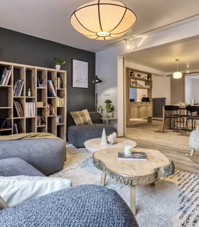 Coin lecture confortable Salon bibliothèque du Chalet Pan Bena – coin lecture, canapés et fauteuils.