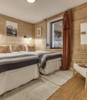 Chambre cosy avec deux lits simples, idéale pour enfants ou amis Chambre avec deux lits simples au Prakka Base Camp à Les Houches – appartement à louer proche des pistes de ski de Chamonix.