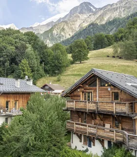 Hébergement moderne au cœur des Alpes avec prestations haut de gamme Appartement Prakka High Camp à louer à Les Houches – bâtiment de style chalet alpin avec accès rapide aux pistes de ski et sentiers de Chamonix.
