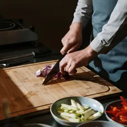 Service de chef en cuisine AO House – saveurs authentiques et menus personnalisés. Expérience culinaire exclusive avec un chef dédié proposant une cuisine locale raffinée pour les clients AO House.