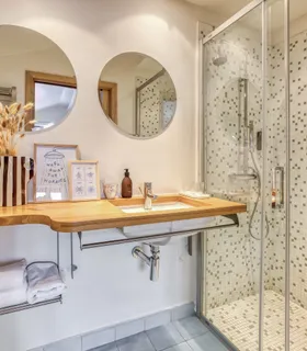 Douche vitrée moderne Salle d’eau moderne avec douche vitrée au Chalet Pan Bena.