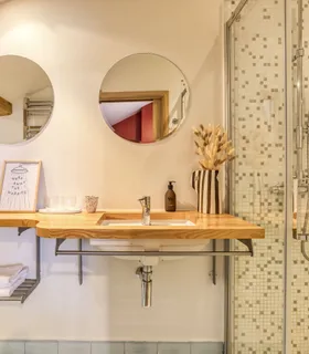 Salle d’eau premium Salle d’eau moderne du Chalet Pan Bena avec matériaux premium.