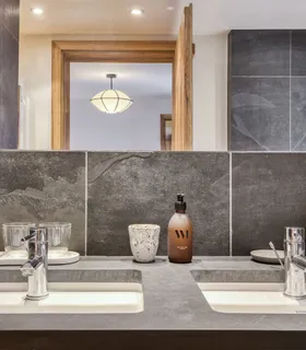 Salle de bain de suite Salle de bain attenante à la chambre familiale du Chalet Pan Bena.