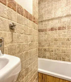 Salle de bain moderne avec baignoire relaxante et déco alpine Salle de bain avec baignoire au Prakka Base Camp à Les Houches – appartement à louer pour vos vacances à Chamonix Mont Blanc.