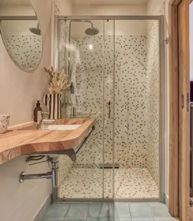 Salle d’eau contemporaine Salle d’eau design avec inspirations alpines au Chalet Pan Bena.