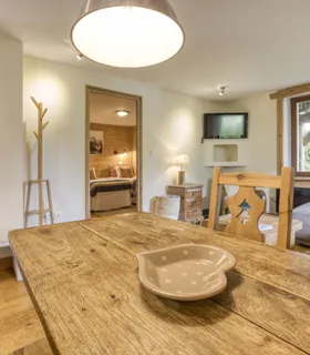 Espace idéal pour partager vos repas en famille ou entre amis Salle à manger familiale du Prakka Base Camp à Les Houches – appartement à louer avec grande table conviviale pour vos séjours à Chamonix.