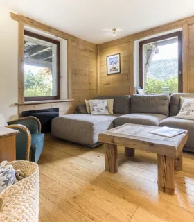 Ambiance cocooning dans un séjour en bois au style montagne Séjour en bois chaleureux du Prakka Base Camp à louer à Les Houches – appartement de style chalet alpin pour vos vacances à Chamonix.