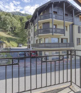 Balcon accessible depuis la chambre double avec vue dégagée Balcon privatif de la chambre principale du Prakka High Camp à Les Houches – table extérieure avec vue sur la vallée et les montagnes environnantes.