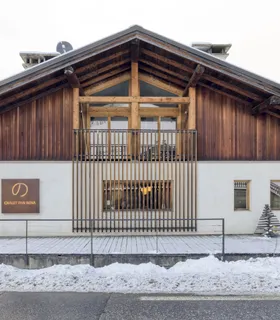 Vue extérieure avec accès parking Chalet Pan Bena à Les Houches – vue extérieure depuis la rue avec accès parking privé.