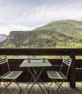 Espace extérieur idéal pour les repas face aux montagnes Balcon du Prakka High Camp à Les Houches – table extérieure avec vue dégagée sur les montagnes du massif des Fiz, parfait pour une location à Chamonix.