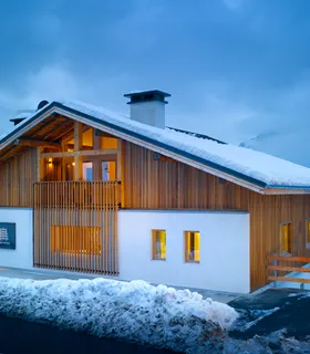 Chalet haut de gamme avec terrasse Location de chalet à Les Houches, Chamonix – vue extérieure du Chalet Pan Bena avec terrasse et jardin, idéal pour des vacances au Mont Blanc.