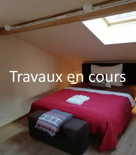Chambre chaleureuse et confortable Chambre du Chalet Pan Bena à louer à Chamonix – hébergement élégant avec lit double et vue sur les Alpes.
