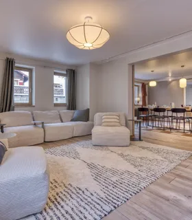 Espace cinéma Salle cinéma alpine au Chalet Pan Bena avec canapé et bureau.