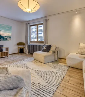 Salle cinéma haut de gamme Salle cinéma luxe du Chalet Pan Bena – confort et écran large.