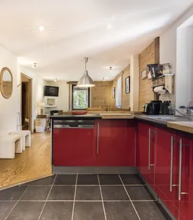Un espace culinaire pratique pour vos séjours à la montagne Appartement à louer à Chamonix – cuisine fonctionnelle et bien équipée du Prakka Base Camp aux Houches.
