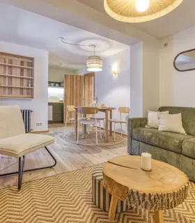 Suite avec kitchenette Suite familiale avec kitchenette, lit double et terrasse.