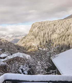 Vue montagnes et Mont Blanc Vue panoramique sur les montagnes et le massif du Mont Blanc depuis le Chalet Pan Bena.