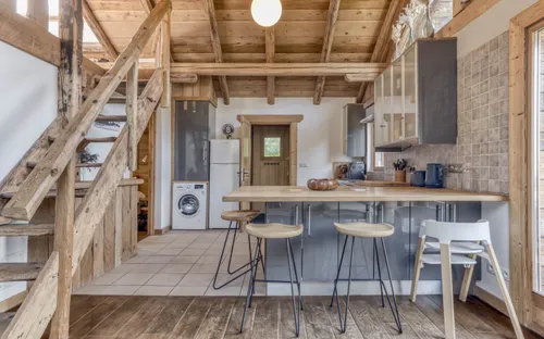 Location de l'appartement Prakka High Camp à Les Houches, Chamonix – hébergement familial pour 6 personnes avec balcon, vue montagne et accès aux services hôteliers du Chalet Pan Bena.