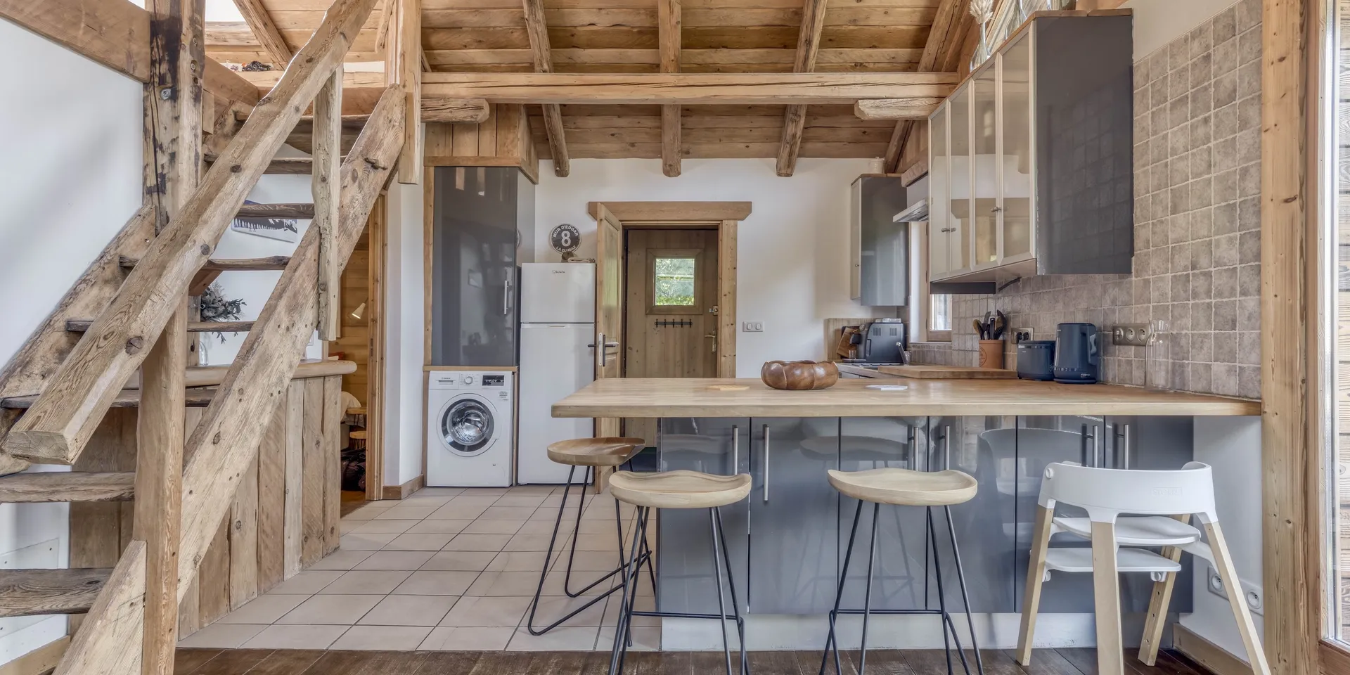 Location de l'appartement Prakka High Camp à Les Houches, Chamonix – hébergement familial pour 6 personnes avec balcon, vue montagne et accès aux services hôteliers du Chalet Pan Bena.