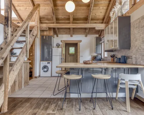 Location de l'appartement Prakka High Camp à Les Houches, Chamonix – hébergement familial pour 6 personnes avec balcon, vue montagne et accès aux services hôteliers du Chalet Pan Bena.