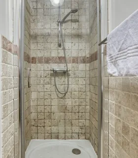 Salle de douche élégante et fonctionnelle dans la suite parentale Salle de douche moderne attenante à la chambre parentale au Prakka Base Camp à Les Houches – location appartement à Chamonix.