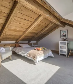 Petit espace lumineux sous les combles, parfait pour une personne Chambre en mezzanine avec lit simple dans le Prakka High Camp à Les Houches – espace nuit chaleureux sous les toits avec vue montagne, idéal pour enfant ou ado.