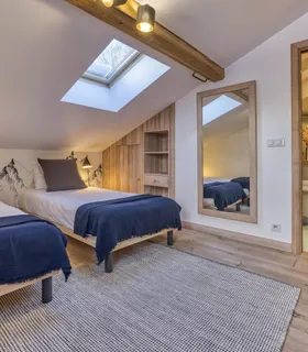 Chambre lits simples Chambre twin du Chalet Pan Bena avec deux lits simples et salle d’eau.