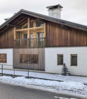 Accès parking privatif Vue extérieure du Chalet Pan Bena avec espace parking privé à Les Houches.