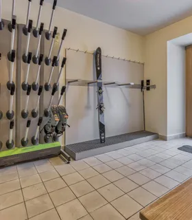 Ski room équipé Ski room du Chalet Pan Bena – espace pour ranger le matériel.