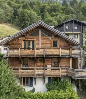 Hébergement moderne dans un chalet au pied du Mont Blanc Vue extérieure du bâtiment du Prakka High Camp à Les Houches – appartement de standing à louer dans un cadre montagnard proche de Chamonix.
