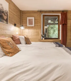 Chambre adaptée aux familles avec espace et confort alpin Appartement Prakka Base Camp à Les Houches – chambre familiale spacieuse avec lits simples, décoration chaleureuse et ambiance montagne.