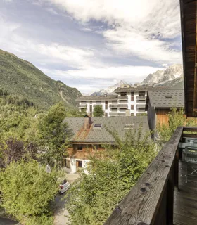 Petit-déjeuner ou apéro sur la terrasse avec vue montagne Balcon du Prakka High Camp à Les Houches, Chamonix – table et chaises extérieures avec vue sur la chaîne des Fiz pour un séjour alpin reposant.