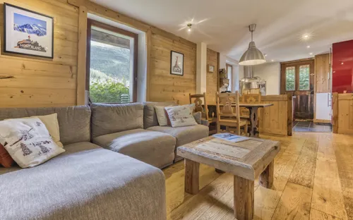 Location de l'appartement Prakka Base Camp à Les Houches, Chamonix – hébergement pour 4 personnes avec jardin, terrasse, ski-room et vue sur les montagnes.
