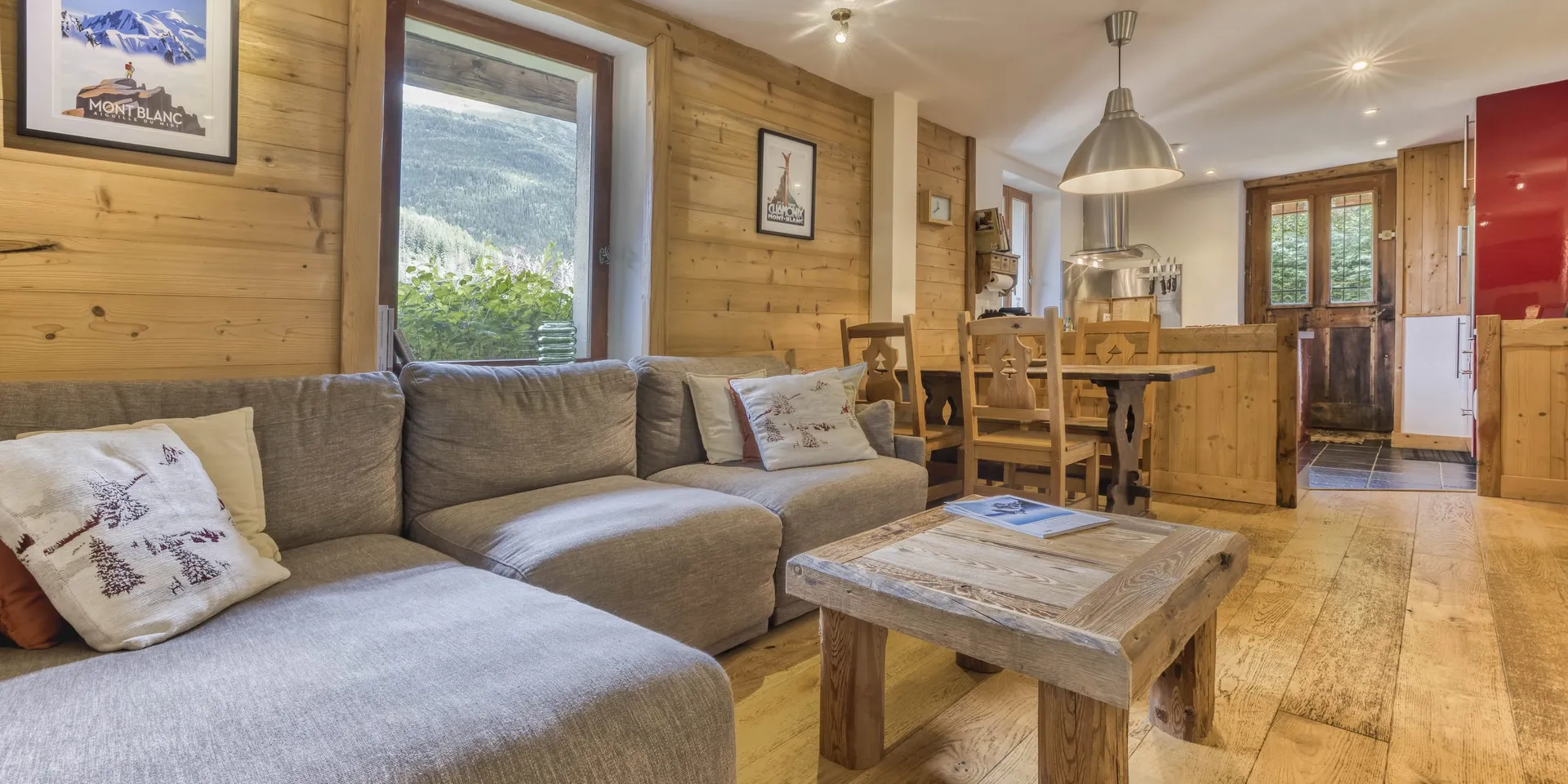 Location de l'appartement Prakka Base Camp à Les Houches, Chamonix – hébergement pour 4 personnes avec jardin, terrasse, ski-room et vue sur les montagnes.