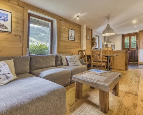 Location de l'appartement Prakka Base Camp à Les Houches, Chamonix – hébergement pour 4 personnes avec jardin, terrasse, ski-room et vue sur les montagnes.