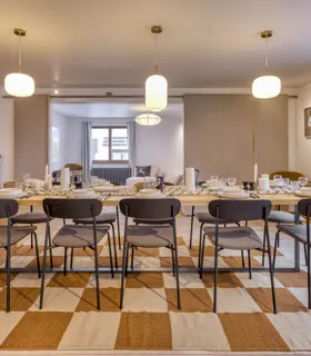 Salle à manger spacieuse Grande salle à manger du Chalet Pan Bena – grande table pour groupes.