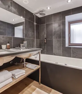 Salle de bain Salle de bain du Chalet Pan Bena avec baignoire.