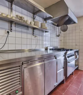 Cuisine professionnelle moderne Cuisine professionnelle entièrement équipée du Chalet Pan Bena.