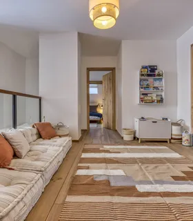 Espace détente bibliothèque à l'étage Bibliothèque à l'étage du Chalet Pan Bena avec canapés et espace détente.