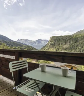 Balcon orienté ouest avec vue sur les sommets du massif des Fiz Appartement de vacances à Chamonix – balcon du Prakka High Camp avec mobilier d’extérieur et panorama sur la chaîne des Fiz.