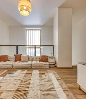 Bibliothèque en hauteur Bibliothèque en mezzanine au Chalet Pan Bena à Les Houches.