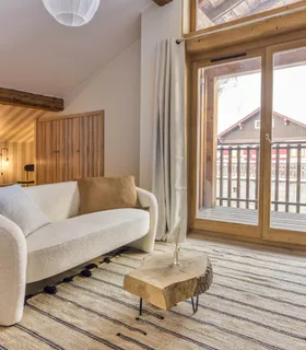 Chambre avec balcon Chambre twin avec balcon, canapé, salle de douche et WC.