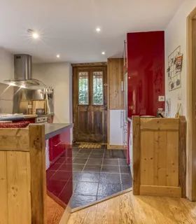 Cuisine fonctionnelle avec électroménager haut de gamme Cuisine équipée moderne au Prakka Base Camp – appartement à louer à Les Houches, Chamonix Mont Blanc, idéal pour préparer vos repas de vacances.