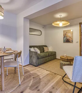 Suite familiale luxe Grande chambre familiale du Chalet Pan Bena avec lit double, canapé, terrasse et salle de bain.