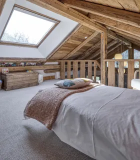Espace sous les toits idéal pour enfant ou adulte solo Location Prakka High Camp à Les Houches – mezzanine avec lit simple dans un appartement familial proche des pistes de Chamonix Mont Blanc.
