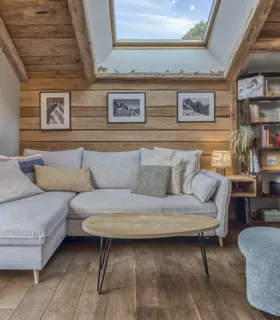 Espace de vie confortable avec canapé et déco chaleureuse Espace séjour du Prakka High Camp à Les Houches – appartement avec salon, canapé et décoration alpine pour des vacances à Chamonix Mont Blanc.
